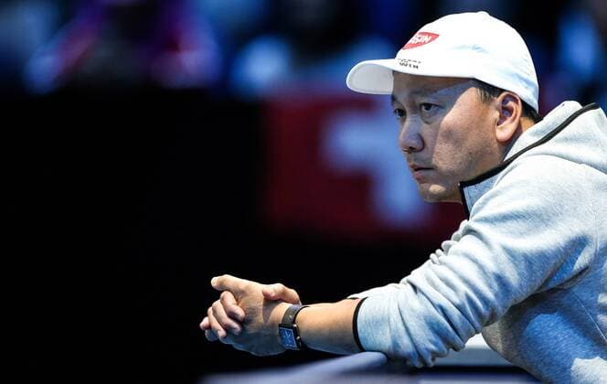 (151120) -- LONDON, Nov. 19, 2015 -- Michael Chang, coach of Kei Nishikori of Japan, watches a men s singles group stage match between Kei Nishikori and Roger Federer of Switzerland at the ATP Tennis Herren World Tour Finals in London, Britain, Nov. 19, 2015. Kei Nishikori lost the match 1-2. ) (SP)BRITAIN-LONDON-TENNIS-ATP FINAL TangxShi 