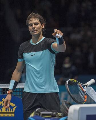 20.11.2015. The O2, London, England. ATP Tennis Herren Tennis Tour Finals. Day 6. Rafael Nadal (ESP) 5 after his three set match against David Ferrer (ESP) 7 at the net. Nadal won the match 7-6, 6-3, 6-4. xStephenxBartholomewx  ActionPlus11682990