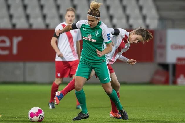 v.li.: Daniela Schacher (SV Werder Bremen, 19) und Jana Feldkamp (SGS Essen, 4) im Zweikampf, Duell, duel, tackle, Fussball, Allianz Frauen-Bundesliga, SGS Essen - SV Werder Bremen, xdgx
