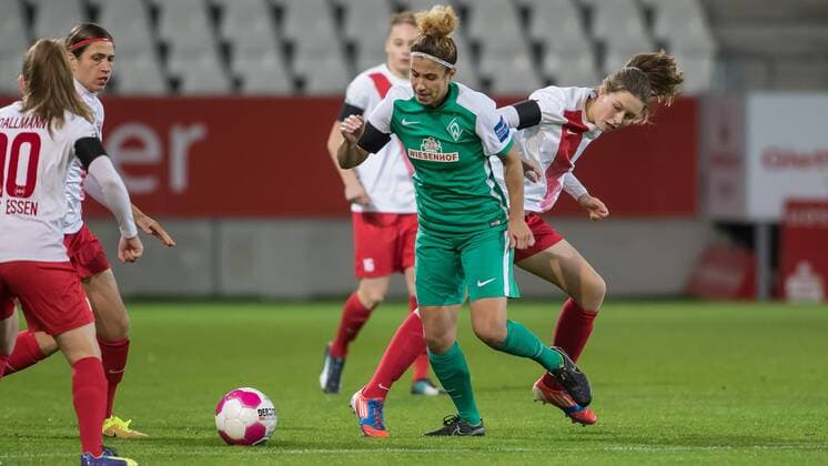 v.li.: Daniela Schacher (SV Werder Bremen, 19) und Jana Feldkamp (SGS Essen, 4) im Zweikampf, Duell, duel, tackle, Fussball, Allianz Frauen-Bundesliga, SGS Essen - SV Werder Bremen, xdgx
