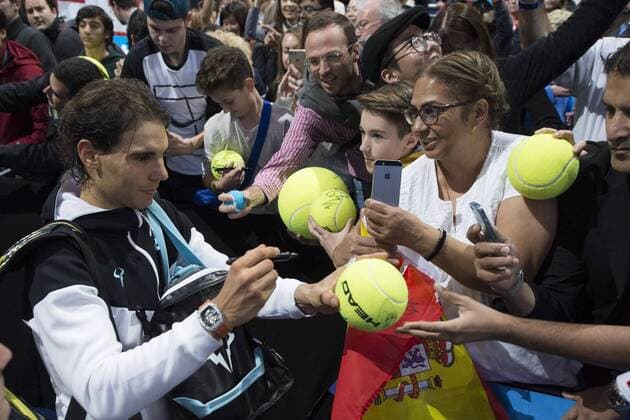 20.11.2015. The O2, London, England. ATP Tennis Herren Tennis Tour Finals. Day 6. Rafael Nadal (ESP) 5 with the fans after his match against David Ferrer (ESP) 7 . Nadal won the match 7-6, 6-3, 6-4. xStephenxBartholomewx  ActionPlus11683024