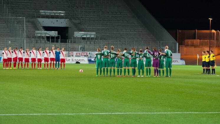 Beide Mannschaften mit einer Schweigeminute zum Gedenken an die Opfer der Terroranschläge von Paris am 13. November 2015, Fussball, Allianz Frauen-Bundesliga, SGS Essen - SV Werder Bremen, xobx