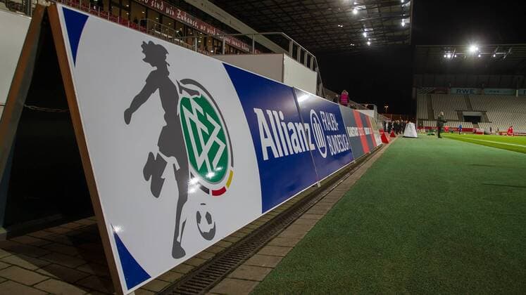 Allianz Frauen-Bundesliga, Bande, Werbebande Symbolfoto, Symbolbild Fußball, Fussball, Allianz Frauen-Bundesliga, SGS Essen - SV Werder Bremen, xdgx