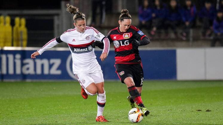 v.li.: Melanie Leupolz (FCB, 8), Lisa Schwab (Leverkusen, 19), im Laufduell, Fussball, Allianz Frauen-Bundesliga, Bayer 04 Leverkusen - FC Bayern München, xozx