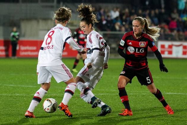 v.li.: Melanie Leupolz (FCB, 8), Ricarda Walkling (FCB, 23), Marisa Henrike Ewers (Leverkusen, 5), Fussball, Allianz Frauen-Bundesliga, Bayer 04 Leverkusen - FC Bayern München, xozx