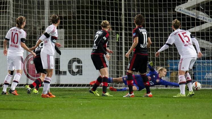 Anna Klink (Torwart, Leverkusen, 1) kann den Schuss von Gina Lewandowski (FCB, 2) nicht halten, Tor zum 0:2, Fussball, Allianz Frauen-Bundesliga, Bayer 04 Leverkusen - FC Bayern München, xozx