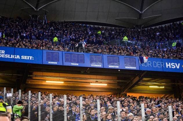 20. November 2015: Hamburg, Volksparkstadion: Fussball 1. Bundesliga, 13. Spieltag: Hamburger SV - Borussia Dortmund: Die Stadionuhr im Hamburger Volksparkstadion gibt Anfang der zweiten Halbzeit den Geist auf.