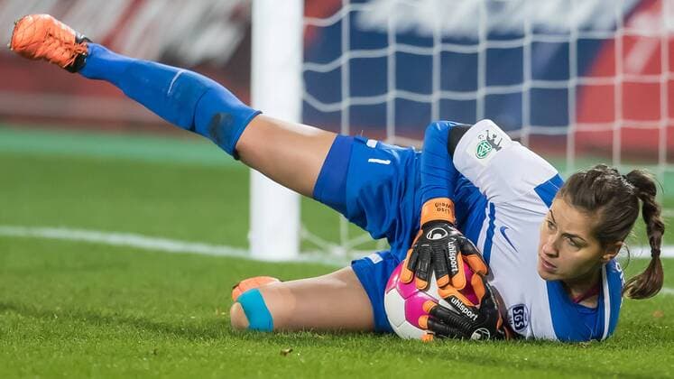Torhüterin, Torwart Lisa Weiß (Weiss, SGS Essen, 1) in Action, hält den Ball, Fussball, Allianz Frauen-Bundesliga, SGS Essen - SV Werder Bremen, xdgx