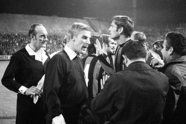 Fußball, Europapokal der Landesmeister 1971 1972, Borussia Mönchengladbach - Inter Mailand 7-1 Borussia Mönchengladbach gegen Inter Mailand - Diskussionen nach dem Büchsenwurf gegen Roberto Boninsegna