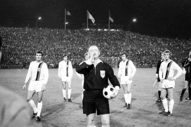 Fußball, Europapokal der Landesmeister 1971 1972, Borussia Mönchengladbach - Inter Mailand 7-1 FIFA Schiedsrichter Doorpmans (Niederlande), dahinter v.li. Ludwig -Luggi- Müller, Jupp Heynckes und Rainer Bonhof (alle Borussia Mönchengladbach)