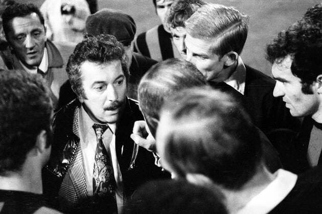 Fußball, Europapokal der Landesmeister 1971 1972, Borussia Mönchengladbach - Inter Mailand 7-1 Borussia Mönchengladbach gegen Inter Mailand - Diskussionen nach dem Büchsenwurf gegen Roberto Boninsegna