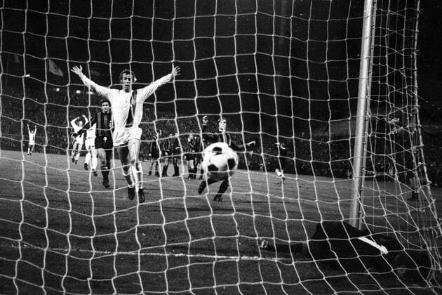 Fußball, Europapokal der Landesmeister 1971 1972, Borussia Mönchengladbach - Inter Mailand 7-1 Torwart Lido Vieri (Inter Mailand) kassiert durch Günter Netzer (Borussia Mönchengladbach, nicht im Bild) das Tor zum 4:1