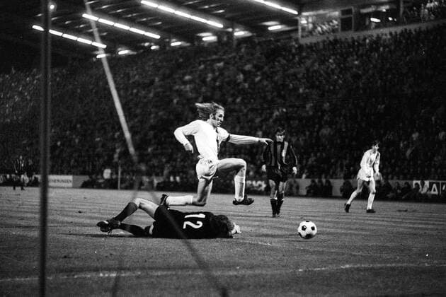 Fußball, Europapokal der Landesmeister 1971 1972, Borussia Mönchengladbach - Inter Mailand 7-1 Günter Netzer (Borussia Mönchengladbach) gegen Torwart Ivano Bordon (Inter Mailand)