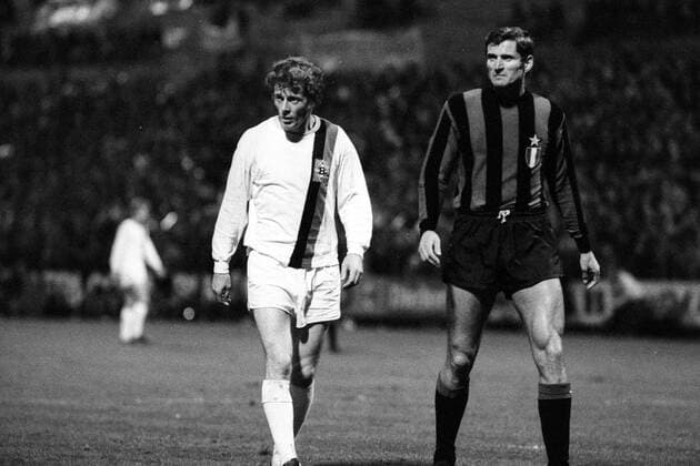 Fußball, Europapokal der Landesmeister 1971 1972, Borussia Mönchengladbach - Inter Mailand 7-1 Herbert -Hacki- Wimmer (Borussia Mönchengladbach) gegen Giacinto Facchetti (Inter Mailand)