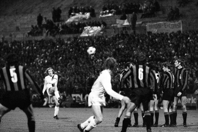 Fußball, Europapokal der Landesmeister 1971 1972, Borussia Mönchengladbach - Inter Mailand 7-1 Günter Netzer (Borussia Mönchengladbach) - Freistoß im Spiel gegen Inter Mailand
