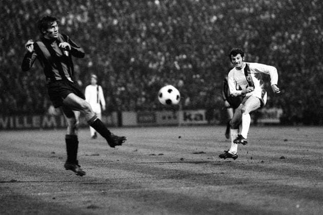 Fußball, Europapokal der Landesmeister 1971 1972, Borussia Mönchengladbach - Inter Mailand 7-1 Ludwig -Luggi- Müller (Borussia Mönchengladbach, re.) im Spiel gegen Inter Mailand