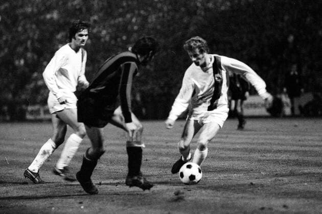 Fußball, Europapokal der Landesmeister 1971 1972, Borussia Mönchengladbach - Inter Mailand 7-1 Herbert -Hacki- Wimmer (Borussia Mönchengladbach, re.) im Spiel gegen Inter Mailand