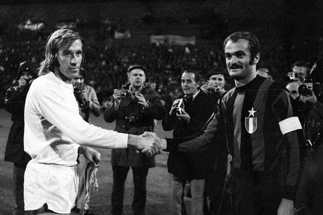 Fußball, Europapokal der Landesmeister 1971 1972, Borussia Mönchengladbach - Inter Mailand 7-1 Günter Netzer (Borussia Mönchengladbach) und Sandro Mazzola (Inter Mailand) - Shake Hands vor dem Spiel