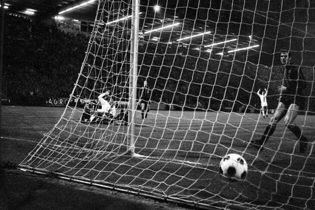 Fußball, Europapokal der Landesmeister 1971 1972, Borussia Mönchengladbach - Inter Mailand 7-1 Jupp Heynckes (Borussia Mönchengladbach) erzielt gegen Inter Mailand das Tor zum 1:0