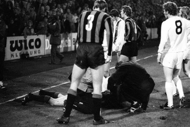 Fußball, Europapokal der Landesmeister 1971 1972, Borussia Mönchengladbach - Inter Mailand 7-1 Borussia Mönchengladbach gegen Inter Mailand - Diskussionen nach dem Büchsenwurf gegen Roberto Boninsegna