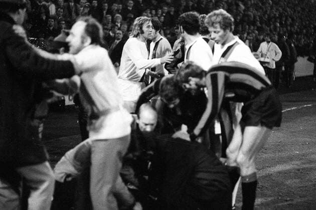 Fußball, Europapokal der Landesmeister 1971 1972, Borussia Mönchengladbach - Inter Mailand 7-1 Borussia Mönchengladbach gegen Inter Mailand - Diskussionen nach dem Büchsenwurf gegen Roberto Boninsegna, hi. Günter Netzer