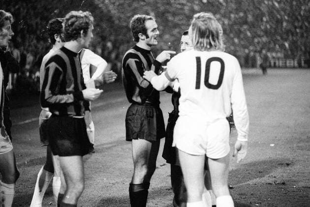 Fußball, Europapokal der Landesmeister 1971 1972, Borussia Mönchengladbach - Inter Mailand 7-1 Borussia Mönchengladbach gegen Inter Mailand - Diskussionen nach dem Büchsenwurf gegen Roberto Boninsegna, u.a. dabei Kapitänen Sandro Mazzola und Günter Netzer