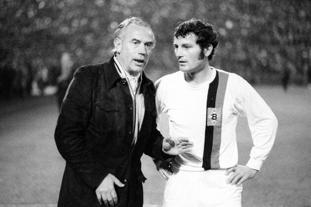 Fußball, Europapokal der Landesmeister 1971 1972, Borussia Mönchengladbach - Inter Mailand 7-1 Trainer Hennes Weisweiler und Ludwig -Luggi- Müller (beide Borussia Mönchengladbach) im Gespräch