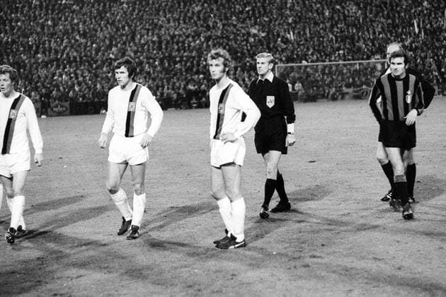 Fußball, Europapokal der Landesmeister 1971 1972, Borussia Mönchengladbach - Inter Mailand 7-1 Borussia Mönchengladbach gegen Inter Mailand - die Spieler verharren nach dem Büchsenwurf gegen Roberto Boninsegna, v.li.: Herbert -Hacki- Wimmer, Jupp Heynckes und Rainer Bonhof