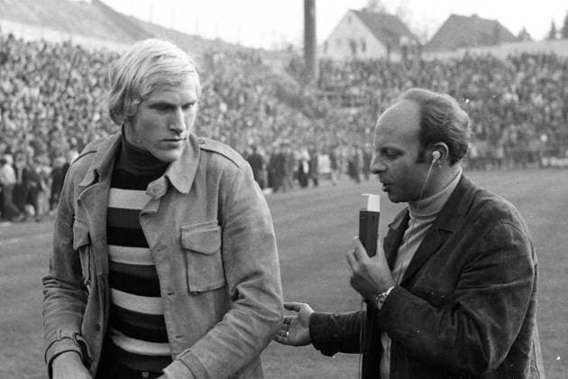 Rolf Rüssmann (FC Schalke 04) und Reporter Dieter Adler