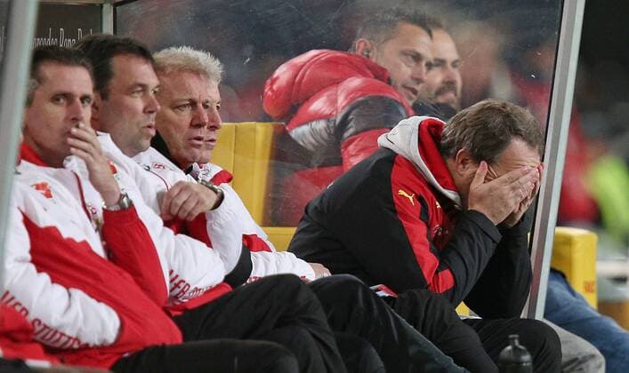 21.11.2015, Fussball 1.Bundesliga 2015 2016, 13.Spieltag, VfB Stuttgart - FC Augsburg, in der Mercedes-Benz Arena Stuttgart. Trainer Alexander Zorniger (re., Stuttgart) schlägt frustriert die Hände vor das Gesicht 