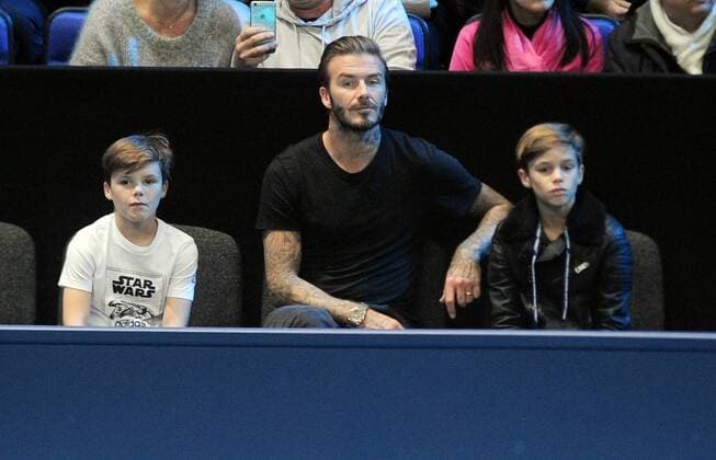 Tennis - 2015 ATP Tennis Herren World Tour Finals at The O2 - Day Six Semi Final Singles: Rafael Nadal (Spain) vs. Novak Djokovic (Serb) Footballer David Beckham watches the match with his two sons Cruz (left) and Romeo (right) COLORSPORT ANDREW COWIE 