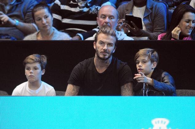 Tennis - 2015 ATP Tennis Herren World Tour Finals at The O2 - Day Six Semi Final Singles: Rafael Nadal (Spain) vs. Novak Djokovic (Serb) Footballer David Beckham watches the match with his two sons Cruz (left) and Romeo (right) COLORSPORT ANDREW COWIE 