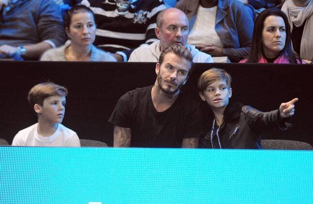 Tennis - 2015 ATP Tennis Herren World Tour Finals at The O2 - Day Six Semi Final Singles: Rafael Nadal (Spain) vs. Novak Djokovic (Serb) Footballer David Beckham watches the match with his two sons Cruz (left) and Romeo (right) COLORSPORT ANDREW COWIE 