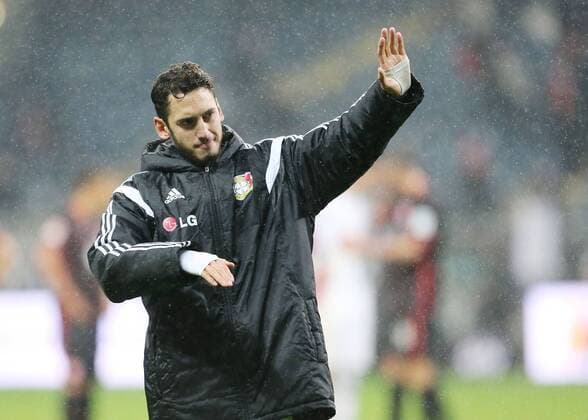 Frankfurt v.l. Hakan Calhanoglu (Bayer 04 Leverkusen) bedankt sich bei den Fans nach dem Spiel Eintracht Frankfurt - Bayer Leverkusen, Fussball, 1. Liga, 21.11.2015 Copyright: Voelkerx Eibner-Pressefoto EP_tvr