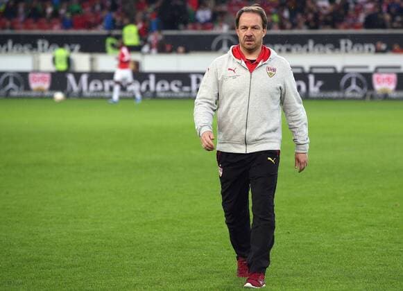 21.11.2015, Stuttgart, Fußball 1. Bundesliga 13. Spieltag Saison 2015 2016 VfB Stuttgart vs. FC Augsburg: v.l. VfB Trainer Alexander Zorniger enttäuscht