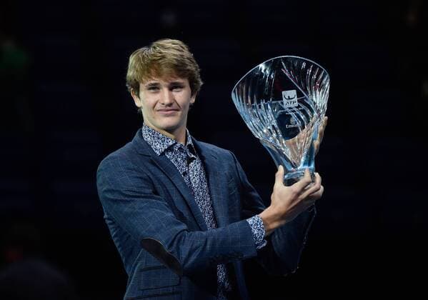 ATP Tennis Herren World Tour Final London ,England Alexander Zverev,Deutschland erhält bei der ATP WM,als jüngster Spieler in den TOP 100,den ATP Star of Tomorrow Award. Die Auszeichnung wurde durch Chris Kermode,ATP President ,übergeben