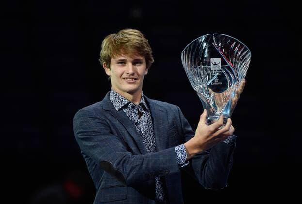 ATP Tennis Herren World Tour Final London ,England Alexander Zverev,Deutschland erhält bei der ATP WM,als jüngster Spieler in den TOP 100,den ATP Star of Tomorrow Award. Die Auszeichnung wurde durch Chris Kermode,ATP President ,übergeben