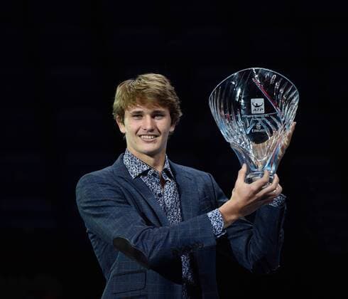 ATP Tennis Herren World Tour Final London ,England Alexander Zverev,Deutschland erhält bei der ATP WM,als jüngster Spieler in den TOP 100,den ATP Star of Tomorrow Award. Die Auszeichnung wurde durch Chris Kermode,ATP President ,übergeben