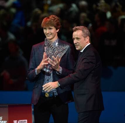 ATP Tennis Herren World Tour Final London ,England Alexander Zverev,Deutschland erhält bei der ATP WM,als jüngster Spieler in den TOP 100,den ATP Star of Tomorrow Award. Die Auszeichnung wurde durch Chris Kermode,ATP President ,übergeben