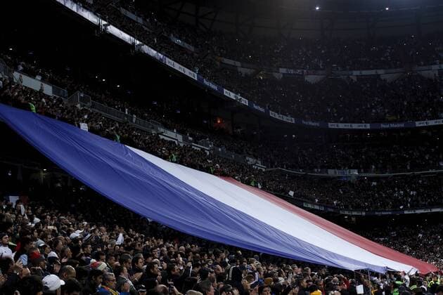 Fußball, El Clasico, Real Madrid - FC Barcelona Nov. 21, 2015 - Madrid, Spain - SPAIN, Madrid:A big French flag before the Spanish League 2015 16 match between Real Madrid and FC Barcelona Barca at Santiago Bernabeu Stadium in Madrid (Photo by Real Madrid CF v FC Barcelona - La Liga  - ZUMAn230