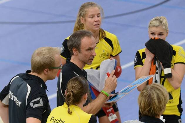 21.11.2015, xtkx, Volleyball 1.Bundesliga Damen, VC Wiesbaden - USC Münster, emspor v.l. Trainer Dirk Gross (VC Wiesbaden),