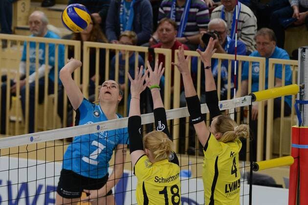 21.11.2015, xtkx, Volleyball 1.Bundesliga Damen, VC Wiesbaden - USC Münster, emspor v.l. Esther van Berkel (VC Wiesbaden), Leonie Schwertmann (USC Muenster), Michala Kvapilova (USC Muenster),