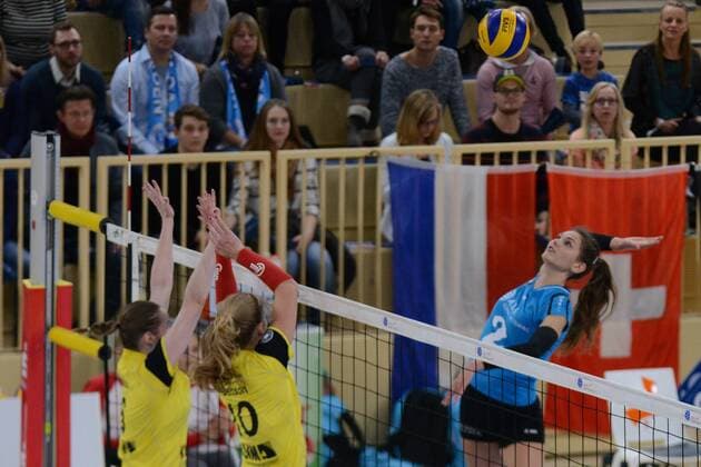 21.11.2015, xtkx, Volleyball 1.Bundesliga Damen, VC Wiesbaden - USC Münster, emspor v.l. Annalena Mach (VC Wiesbaden), Ashley Benson (USC Muenster),