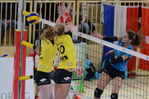 21.11.2015, xtkx, Volleyball 1.Bundesliga Damen, VC Wiesbaden - USC Münster, emspor v.l. Annalena Mach (VC Wiesbaden), Ashley Benson (USC Muenster),