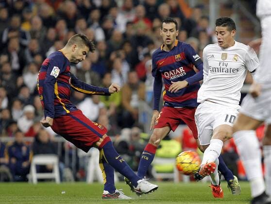 Fußball, El Clasico, Real Madrid - FC Barcelona Football match between Real Madrid and Barcelona FC (Barca) of the 2015 2016 Spanish League, held at the Santiago Bernabeu stadium, in Madrid 11 21 2015. James Rodriguez 