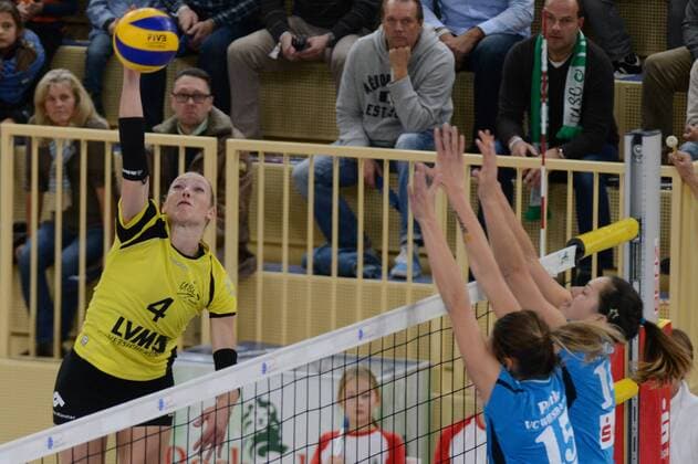 21.11.2015, xtkx, Volleyball 1.Bundesliga Damen, VC Wiesbaden - USC Münster, emspor v.l. Michala Kvapilova (USC Muenster), Jennifer Pettke (VC Wiesbaden), Iveta Halbichova (VC Wiesbaden),