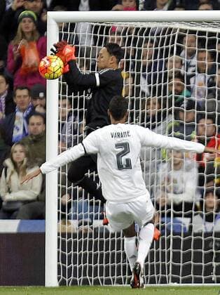 Fußball, El Clasico, Real Madrid - FC Barcelona Football match between Real Madrid and Barcelona FC (Barca) of the 2015 2016 Spanish League, held at the Santiago Bernabeu stadium, in Madrid 11 21 2015. Keylor Navas 