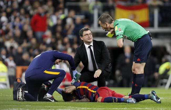 Fußball, El Clasico, Real Madrid - FC Barcelona Football match between Real Madrid and Barcelona FC (Barca) of the 2015 2016 Spanish League, held at the Santiago Bernabeu stadium, in Madrid 11 21 2015. Dani Alves 