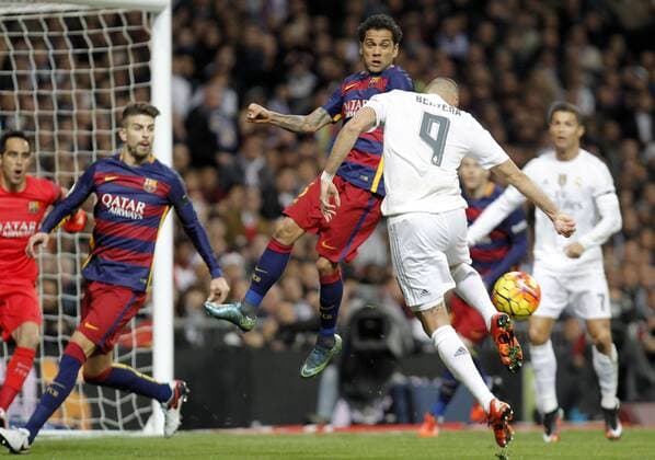 Fußball, El Clasico, Real Madrid - FC Barcelona Football match between Real Madrid and Barcelona FC (Barca) of the 2015 2016 Spanish League, held at the Santiago Bernabeu stadium, in Madrid 11 21 2015. Karim Benzema and Dani Alves 
