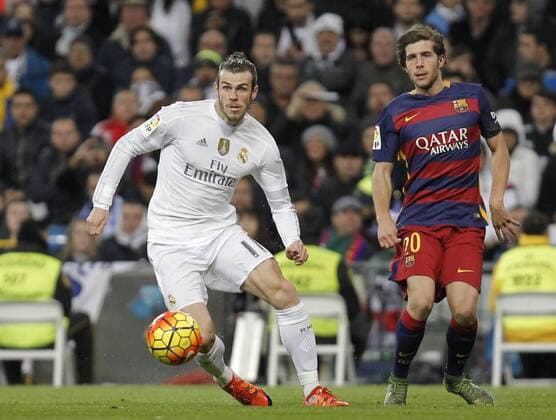 Fußball, El Clasico, Real Madrid - FC Barcelona Football match between Real Madrid and Barcelona FC (Barca) of the 2015 2016 Spanish League, held at the Santiago Bernabeu stadium, in Madrid 11 21 2015. Gareth Bale 